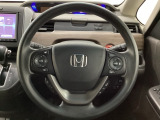 ハンドルにHondaセンシング系のクルーズコントロールやレーンキープアシストなどのスイッチと、オーディオの操作スイッチが装備されています。ハンドルから手を離さず安全に操作できます。