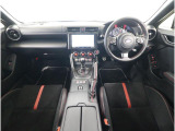 ■視界良好で運転しやすいコックピットです。シンプルで操作性の良いインパネ回りにデザインされ、SUBARUは安全性能に徹底的にまでこだわった視界設計を行っています。