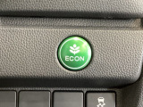 ECON モードをON にするとアクセルペダルの動きに対するエンジンの反応とエアコンの制御を切り換えることで、燃費のいい運転をするドライバーがペダルを踏んだ時と同じようにエンジンを制御します。