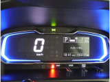 とっても見やすいメーターです。夜間時はラグジュアリーな気分にさせてくれる照明が魅力ですので、夜のドライブも楽しみになりますよ♪