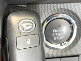 【キーフリーシステム】カバンやポケットに入れたままでもドアの施錠・解錠が可能なスマートキーを装備。エンジンのオン・オフ時もカギを取り出す必要が無いからとっても便利です♪