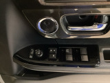 【パワーウィンドウスイッチ】ワンタッチで、パワーウインドウやドアミラーを操作できます。