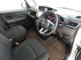 シンプルで使いやすいデザインの運転席です。