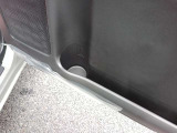 運転席側のドア内部にあるドリンクホルダーは安定感のある埋め込み式となっています。