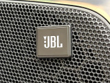 【JBLサウンドシステム】メーカーオプションの高品位サウンドシステムを搭載。専用のチューニングが施された大小様々なスピーカーから良質なサウンドが奏でられ、臨場感あふれる音響空間を演出します。