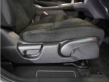【ハイトアジャスター】レバーの上下操作だけで、座面を運転しやすい高さへ簡単に調節できます。