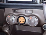 オートエアコンの温度設定等の操作スイッチです。外の天気や気温に合わせて車内を自分に合った温度設定にすることが出来るので快適なドライブが楽しめますよ!!