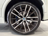 BMWの純正アロイホイールは軽量かつ強度にも優れているホイールで走行性能を引き上げる設計になっております。足元にもBMWは妥協がなくこだわっている個所になります。