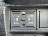 運転席右側に電動スライドドアのスイッチがついています。