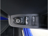 ■運転席ドアの操作しやすい位置にミラー操縦スイッチがついておりますので、ストレスなく自分のフィットする位置にセッティング頂けます。