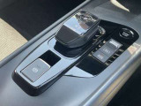 操作がしやすいシフトレバーです。サイドブレーキは電子式です