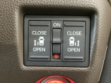 【両側パワースライドドア】両側がパワースライドドアになっており、運転席のスイッチやスマートキーでも開閉が可能です!開口部も広いので乗り降りも楽々♪