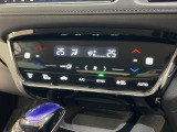【シートヒーター付きフルオートエアコン】汗ばむ夏・ジメジメする梅雨時・冷え冷えする冬も簡単操作で、一年中快適です。お好みの温度をセットするだけで、エアコンの風量などを自動でコントロールします!