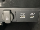 アクセサリーソケットはUSBのアダプターなどをつければ、スマホの充電にも使えます。横にはナビゲーション用の外部入力やスマートフォンなどの充電可能なUSB端子が1個づつついています。
