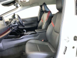高いホールド性で運転姿勢が安定します。長距離ドライブでも疲れにくいのが魅力です。快適なドライビングライフをお送りください♪