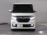 ハロゲンより明るく、より遠くまでさらなる安心感のあるLEDヘッドライトを採用。照射軸の上下方向を自動調整するオートレベリング機構、点灯忘れも防止できるオートライトコントロール機構付きです。