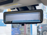 【スマートリヤビューミラー】後席の大きな荷物や同乗者で後方が確認しづらい時でも安心!カメラが撮影した車両後方の映像をルームミラー内に表示。クリアな視界で状況の確認が可能です!