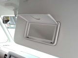 運転席側のサンバイザーです。ミラー付きですので身だしなみのチェックに便利です。