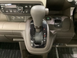 CVT車のセレクトレバーです。低速から高速まで、変速ショックのないスムーズな走りと、エンジン効率のよい領域を維持して燃費にも貢献します。サイドブレーキはスイッチ操作の電子制御パーキングブレーキです。