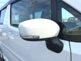 運転席ドアミラー周辺の写真です。