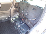 ◆チップアップ&ダイブダウン機構付【ULTR SEAT】は後席座面を左右分割で跳ね上げることができます。トランクで積載できない背の高い荷物をラクラク収納できます。ホンダ車ならではの人気装備です。