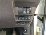 両側(運転席側 助手席側)パワースライドドアが付いています。ワンタッチで簡単にお子様でも、お年寄りの方でも、開閉できますからとても便利です。キーレスや車内スイッチでも自動でドアの開閉ができます