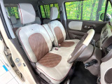 運転席まわりには十分なスペースがあり、大柄な方でもゆったり運転していただける環境です。