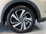 純正のアルミホイール装着車です。タイヤサイズは195/60R17です。