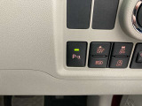 家族でクルマを運転する場合、擦ったりしないか心配ですね。コーナーセンサーも付いてますので、障害物が近づいたら、音で知らせてくれます。