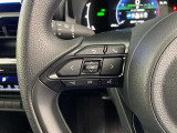 運転中、オーディオの操作をしてて、ハッとしたことはありませんか?ステアリングスイッチは、運転中でもハンドルでオーディオの操作が可能です。安全なドライブをサポートします。