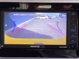 ガイド付きバックカメラです。商業施設や立体駐車場、夜間の後方確認に役立ちます。