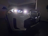 BMWの伝統の丸目4灯ヘッドライトでございます。LEDライトで視認性もよく明るく安全性の向上につながります。