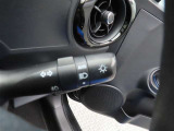 スイッチをオートに設定しておけば、車外の明るさに応じて自動的にヘッドランプを点灯・消灯します。夕暮れ時やトンネルの続く山道などを走行する時に便利なコンライトを装備しています。