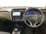 車内は光触媒抗菌消臭施工済です。インパネ周りはスタイリッシュなデザインです。グローブボックスやカップホルダーのほかにトレーなどたくさんの収納スペースが付いています。