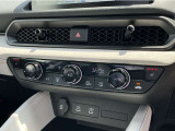 オートエアコンは左右席で独立温度コントロールが可能です。シートヒーター付きで、冷えた車内でもスイッチを押せば数秒で座面と背もたれがあたたかくなります。