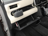 カップホルダーは運転席や助手席からちょうど手の届く位置です!!