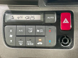 【オートエアコン】一度お好みの温度に設定すれば、車内の温度を検知し風量や温度を自動で調整。暑い&hellip;寒い&hellip;と何度もスイッチ操作をする必要はありません。快適な車内空間には必須の機能ですね♪