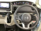 【ハンドル】運転にかかわる様々な操作を安全に行えるように視点移動が少なく操作性に配慮されたスイッチ類が凝縮されたコックピットです。