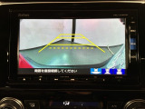 リバースギアに入れるだけで後方の表示へ切り替わります。夜間や雨の日の駐車も楽になりますよ。