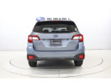 SUBARUリヤビークルディテクションを搭載。後方から接近する車両を検知し、ドアミラーのLEDインジケーターで注意を促します。車線変更や後退時の安全確認をサポートし、安心感の高いドライブを実現します。