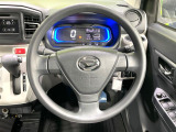 インテリアに合わせたデザインのステアリングは、運転される方のことも考え、運転しやすい形状、大きさです。是非一度、実際に触ってお確かめください。