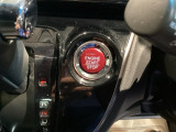 【ENGINE START/STOP】スマートキーをポケットやバッグに入れたままで、キーを差し込むことなくボタンを押すだけでエンジンが始動します。