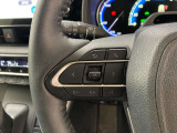 運転中、オーディオの操作をしてて、ハッとしたことはありませんか?ステアリングスイッチは、運転中でもハンドルでオーディオの操作が可能です。安全なドライブをサポートします。
