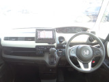 大きなフロントガラスで広々とした視界の運転席まわりです。