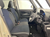 ゆったりと座れる運転席シートですのでストレスなく運転が出来ますよ!