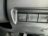 電動式バックドアです。 荷物を持ったままでもボタン一つで自動的に開け閉めできるので便利ですよ。 挟み込み防止機能も付いていますのでお子様の手や荷物を挟み込むのを防いでくれますよ。