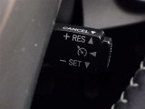 クルーズコントロール機能が付いています。 速度を設定するとアクセルを踏まなくても一定の速度で走ることができます。  高速道路ではとても便利な装置なんです。