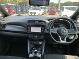 スポーティで、品質の高い滑らかな手触りの本革巻を使用したステアリング。Dカット型を採用することで、さらにスポーティさを強調します。