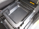 助手席下には、収納BOXが装備されておりシューズなどをしまって置くことが出来ます。また取り外せますので汚れ物を洗い場まで持って行けて便利ですね!