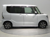 【左サイド】 乗り降りしやすいスライドドアを装備。狭い駐車場でも安心ですね。雪国での使用も考慮し、足回りまで丁寧に清掃し、清潔感のある状態に仕上げました。